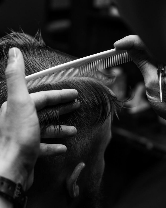 расчесывание мужских волос