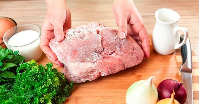 Размораживаем мясо при комнатной температуре