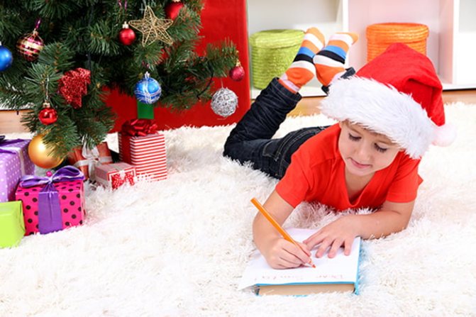 Ребенок пишет письмо Деду Морозу