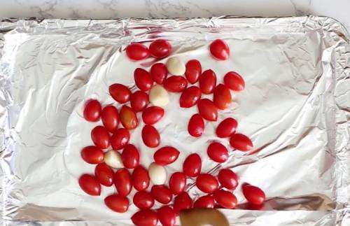Рецепт салата Капрезе с запеченными томатами и чесноком