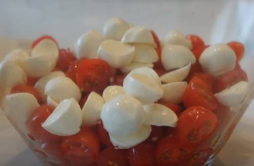Салат Капрезе с помидорами черри и мини моцареллой