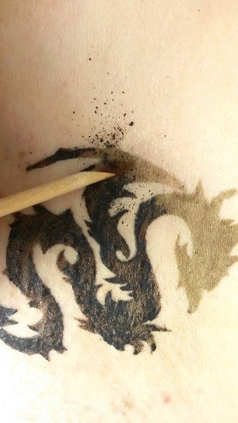 Счищение бамбуковой палочкой хны