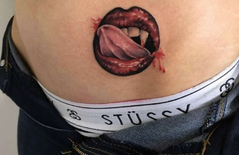 Татуировка губы на попе