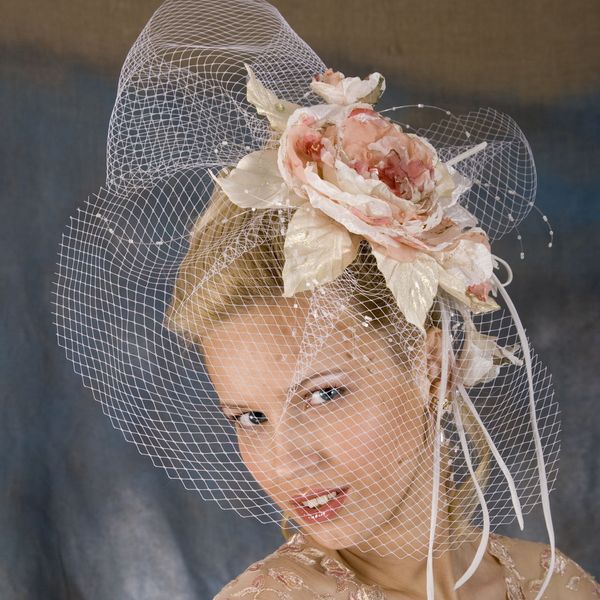 шляпка в форме цветка на свадьбу