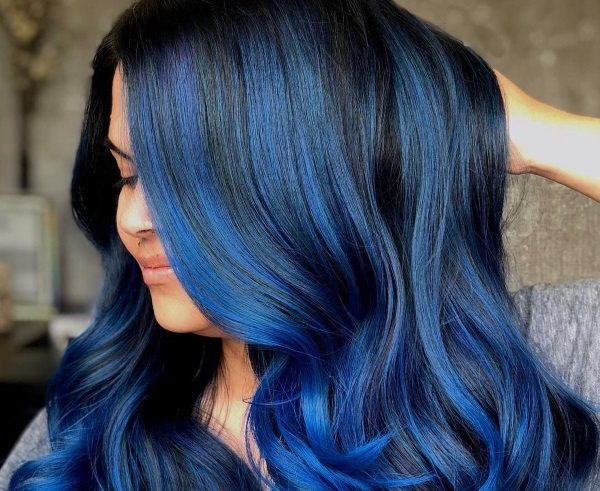 Синие пряди на темных волосах. Фото на длинную, среднюю, короткую стрижку