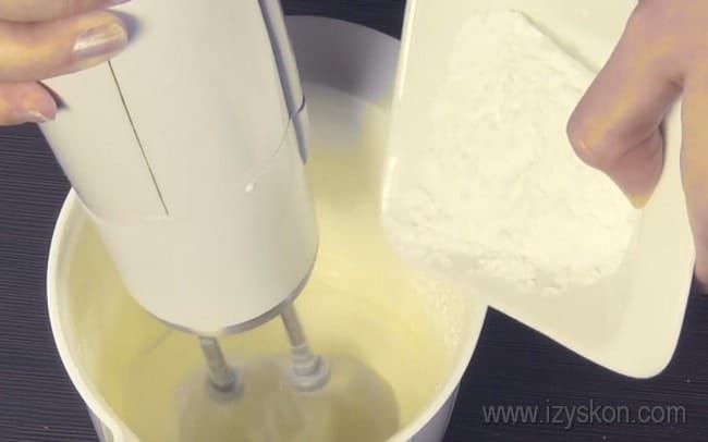 Сливки для приготовления бананового крема для бисквитного торта взбиваем с сахарной пудрой.