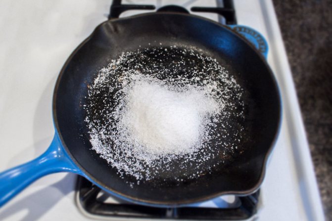 Соль в сковороде