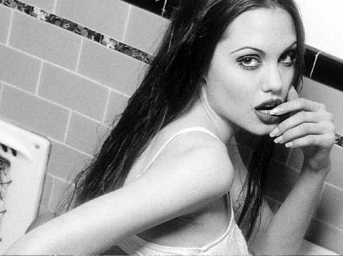 Страстная Джоли позирует в белье