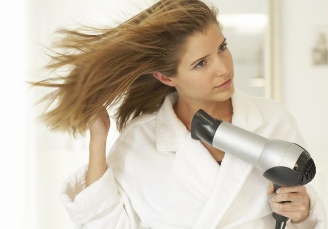 Сушить волосы феном