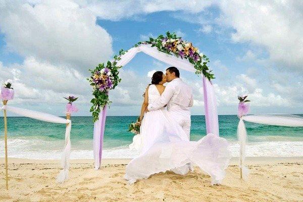 свадебный поцелуй на берегу океана