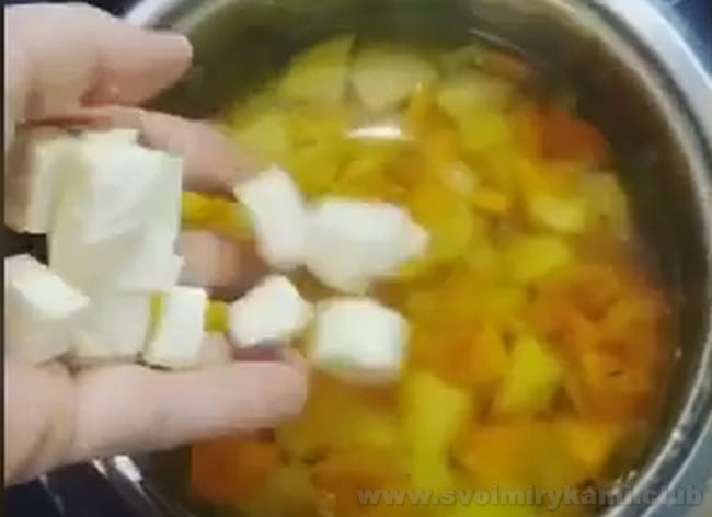 Сырный суп с креветками при желании можно перебить блендером, чтобы сделать однородное пюре.