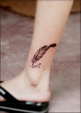 Тату перо - значение у девушки со словом, птицами, павлином на ноге, руке, запястье, животе, шее, спине, ключице, на боку