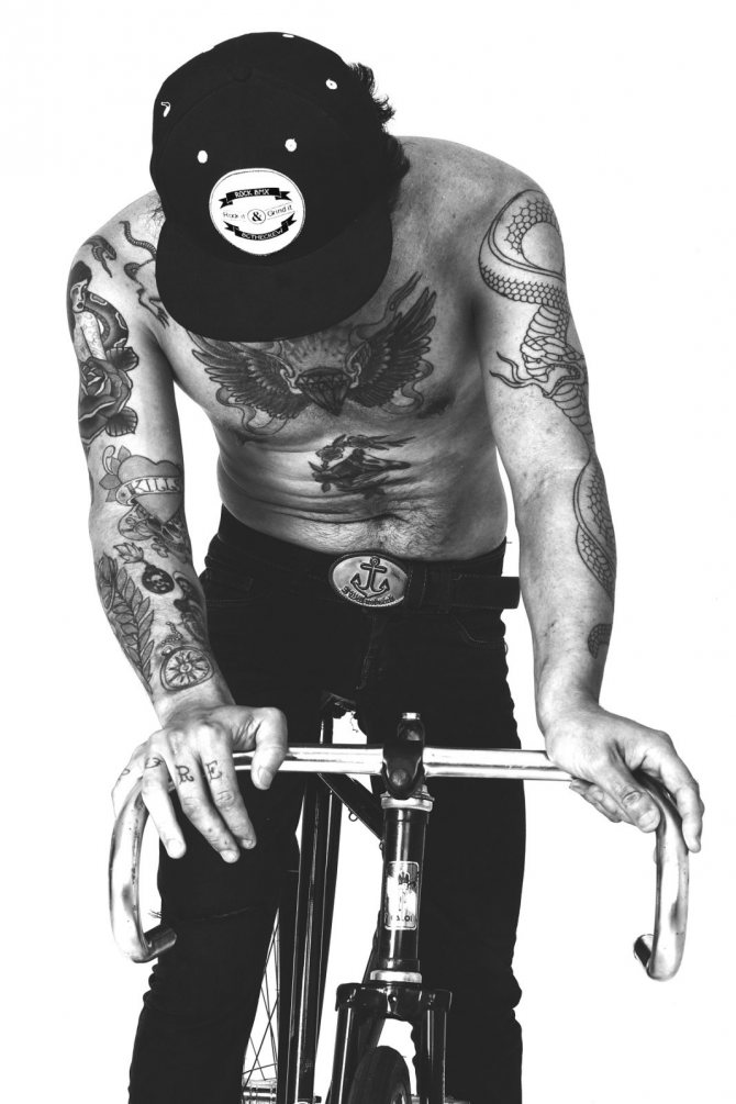 Татуированный мужчина на велосипеде