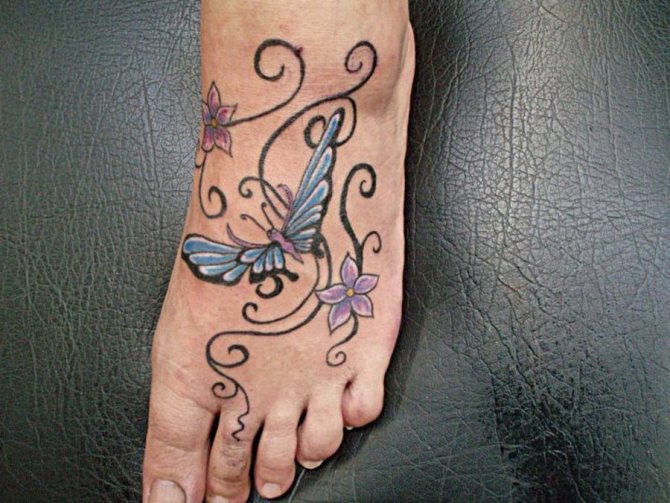 Татуировка-бабочка на стопе