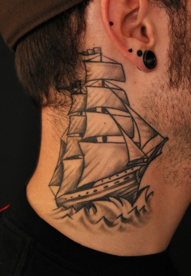 Татуировка корабля на мужской шее