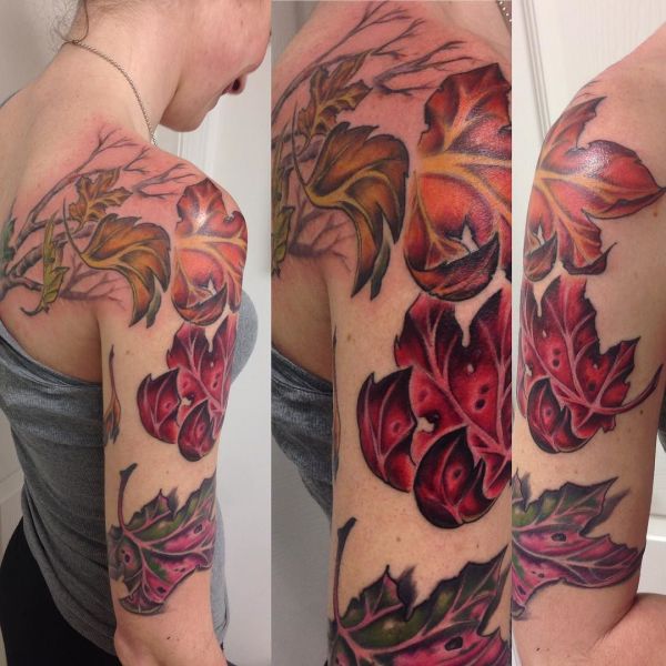 Татуировка красных и оранжевых листьев на плече у девушки