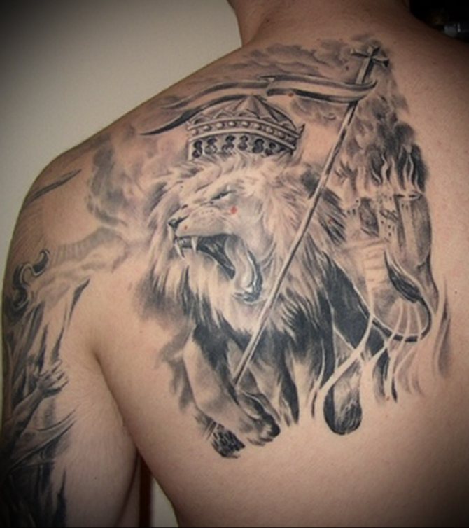 татуировка лев