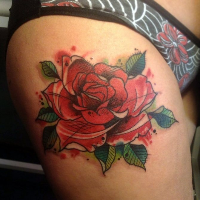 Татуировка на бедре в виде розы