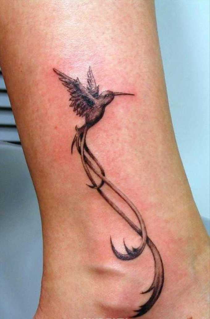 Татуировка на лодыжке в виде колибри