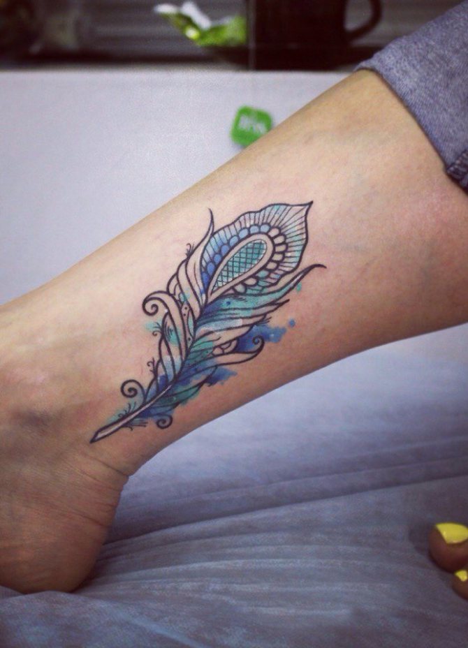 Татуировка на лодыжке в виде пера павлина