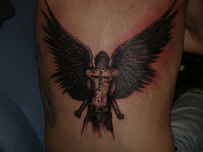 Татуировка на спине мужчины с изображением падшего ангела