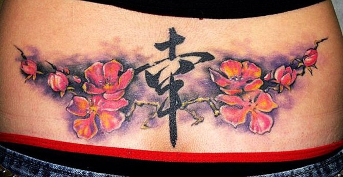 Татуировка с иероглифами и цветущая сакура