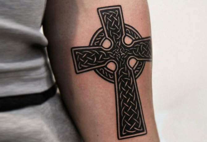 Татуировка со знаком Кельтский крест