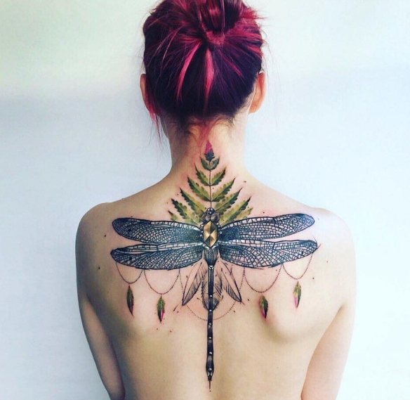 Татуировка стрекоза на спине девушки