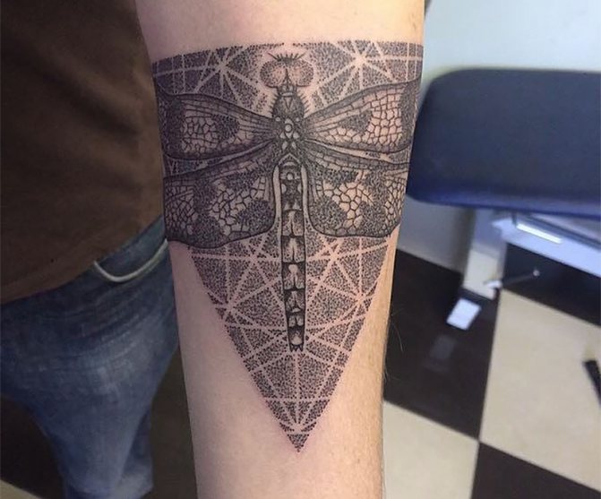 Татуировка стрекозы в стиле геометрия