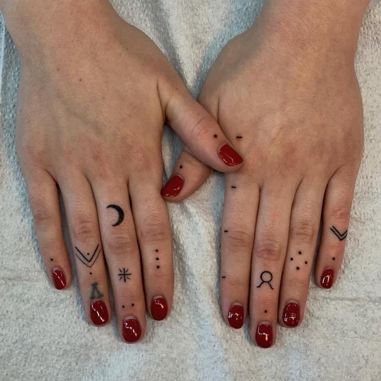 татуировки на пальце