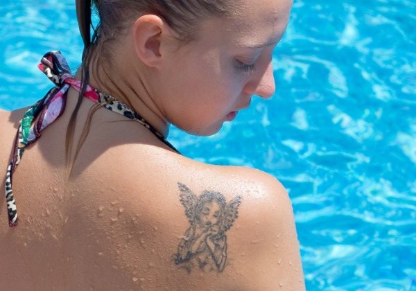 Татуировки на плече для девушек: маленькие, круглые, надписи, узоры, птицы, животные, насекомые. Значения и фото лучших тату