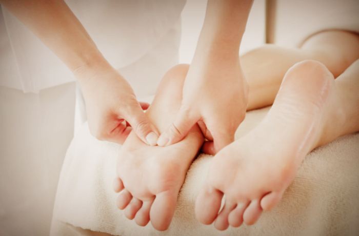 Точечный массаж при боли в ступнях ног