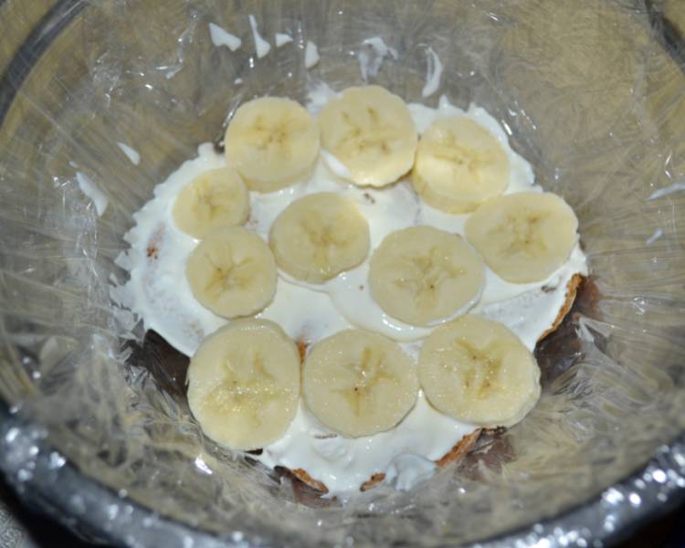 Торт из пряников без выпечки с бананом и сметаной
