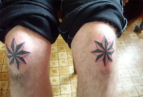 Уголовная татуировка в виде розы ветров на коленях