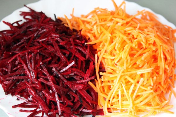 Употреблять можно не только салат из свеклы и моркови, но и сок этих замечательных овощей