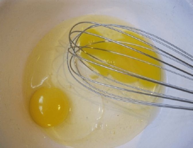 В миске взбить 1 яйцо