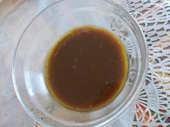 В пиале смешиваем жидкий мед с бальзамическим уксусом