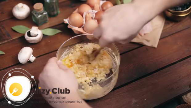 В широкой миске смешайте 2 яйца, 100 г натертого на терке твердого сыра