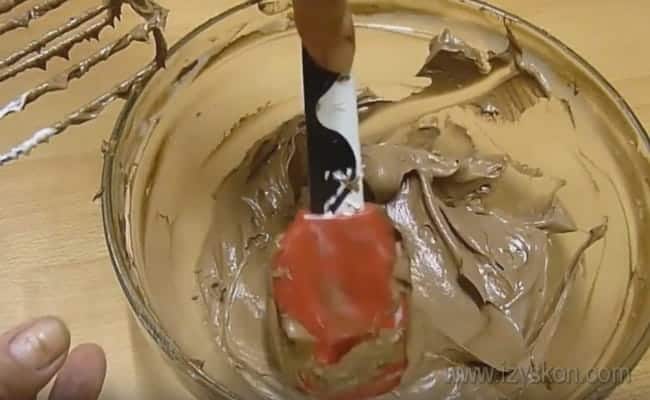 В шоколадный крем для бисквитного торта, приготовленный по этому рецепту, при желании можно добавить несколько капель коньяка.