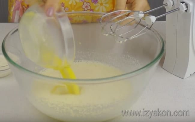 В тесто для быстрого пирога с творогом добавляем растопленное сливочное масло.