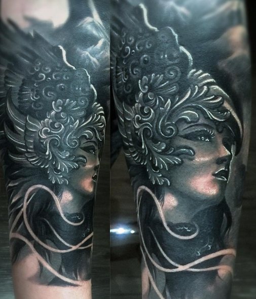 Валькирия с короной в черно-белом исполнении татуировки