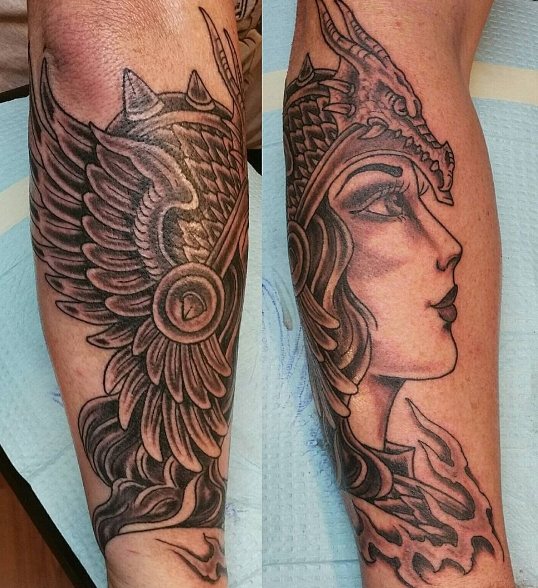 Валькирия с короной в виде татуировки на предплечье