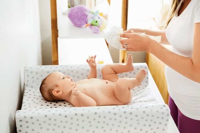 Вазелиновое масло подходит для обработки половых губ новорожденных девочек