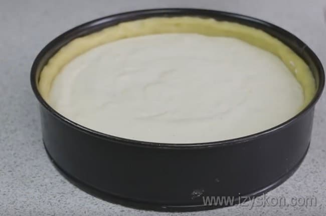 Выкладываем начинку на тесто и равномерно распределяем - наш творожный пирог по простому рецепту осталось лишь отправить в духовку.