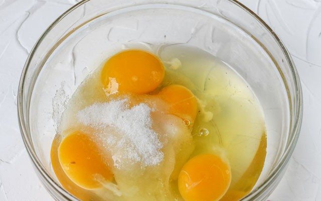 взбить яйца с сахаром