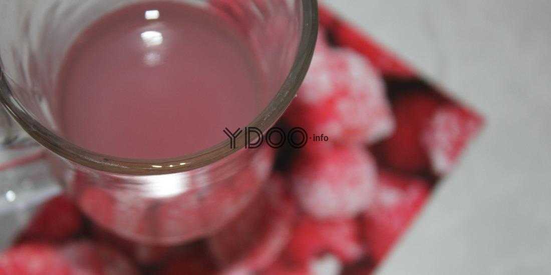 ягодный кисель в прозрачном стакане