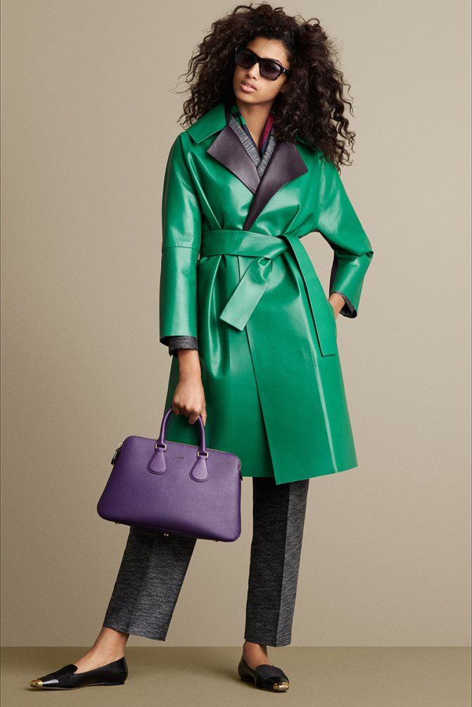Яркая модель модного кожаного пальто – оригинальный зеленый цвет