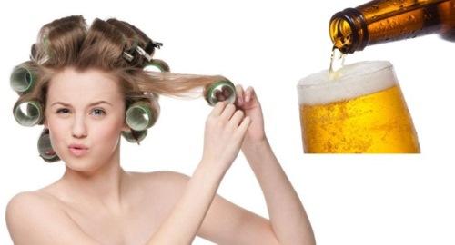 женщина накручивает волосы на бигуди, смачивая их пивом для укладки