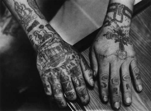 значение тюремных татуировок на пальцах